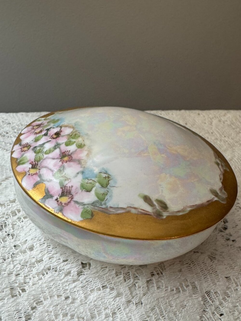 Antique O. & E.G. Royal Austria Hand-Painted Lusterware Vanity Powder Box Signed